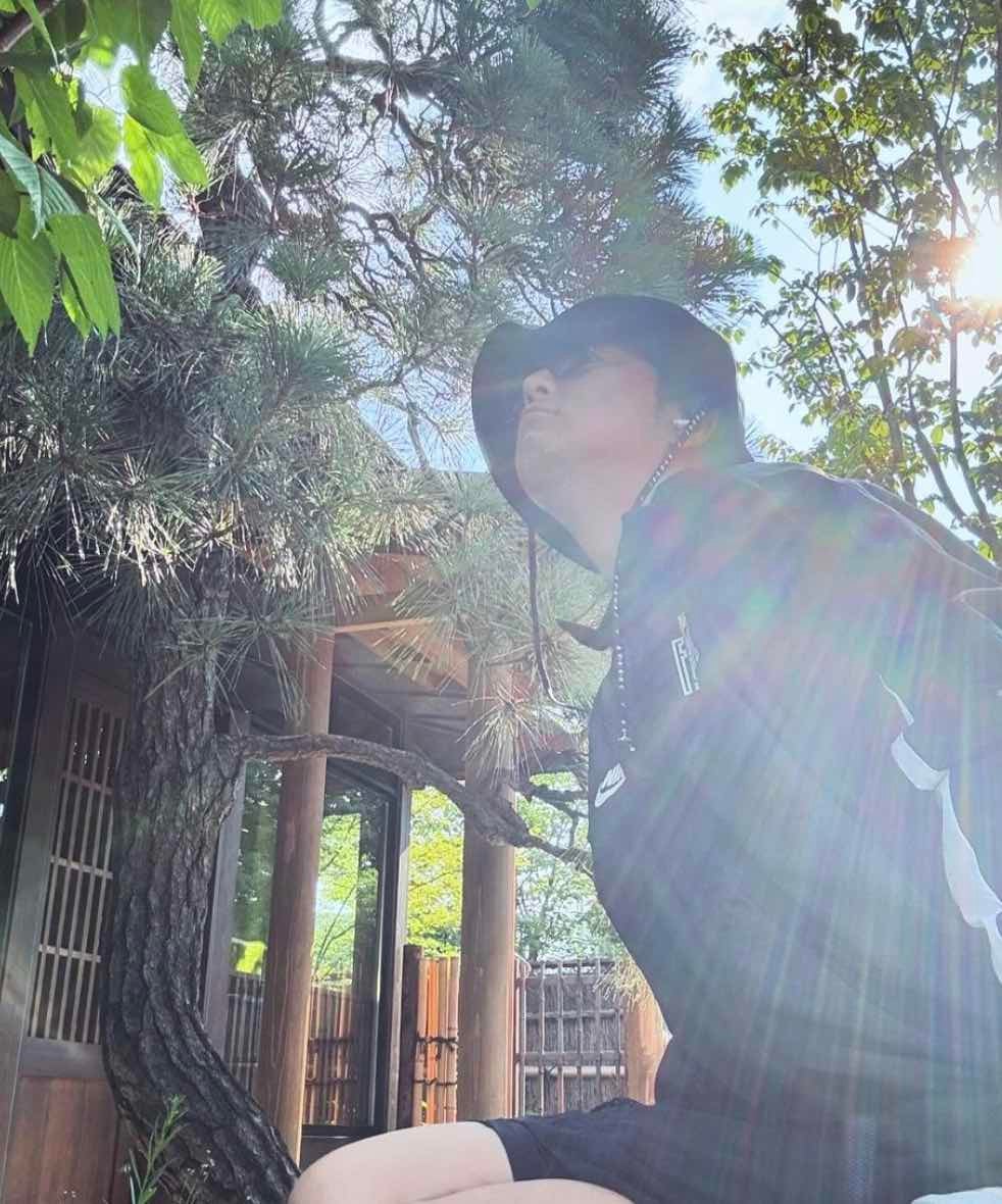 「朝からセミ元気」セミより元気な男がつぶやく