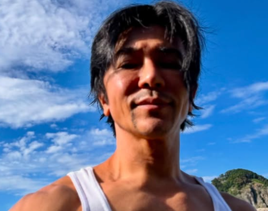 爽快な夏空！武田真治が積丹ブルーの絶景を背景に笑顔