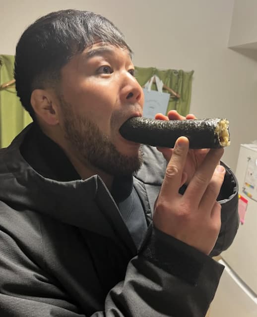 畠山健介、恵方巻きを頬張る！今年の運気アップなるか？