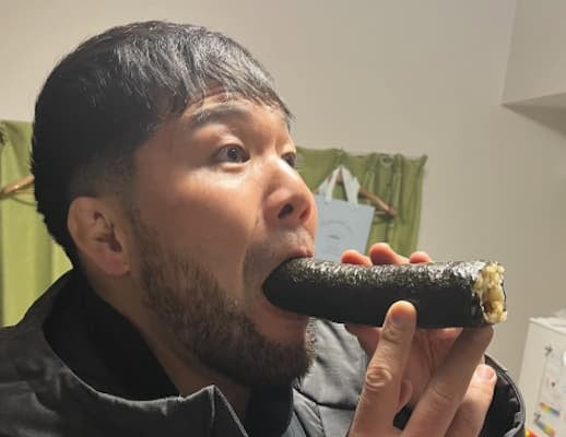 畠山健介、恵方巻きを頬張る！今年の運気アップなるか？