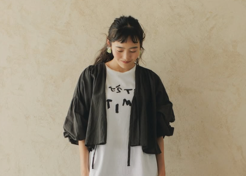 「旅仕様がかわいい」清水みさと、nest Robe別注ブラウスの発売を告知