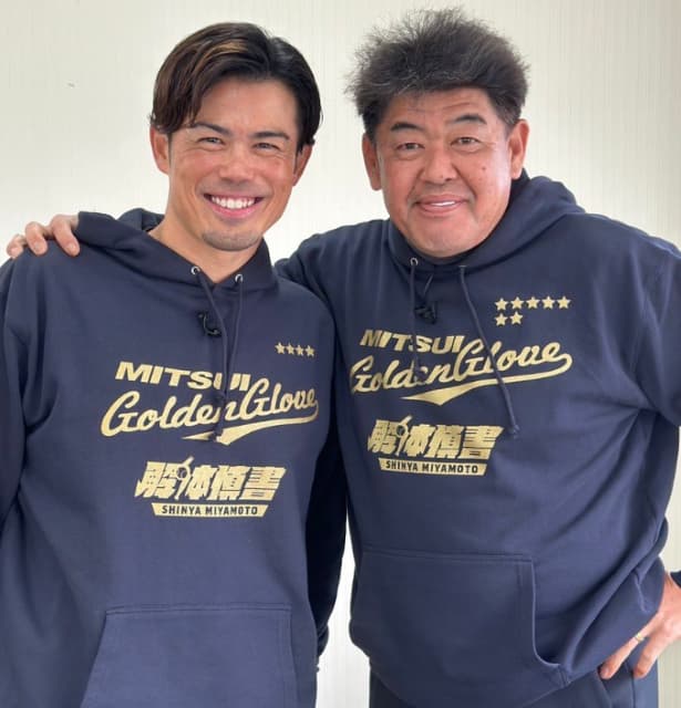 元プロ野球選手の中村紀洋、前楽天監督の今江との再会にペアルックで喜びの姿を見せる！