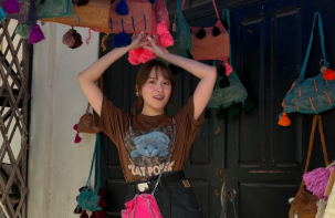 「壁の顔マネがジワる」入山杏奈、ラオス旅で見せたお茶目ショットにファン癒される