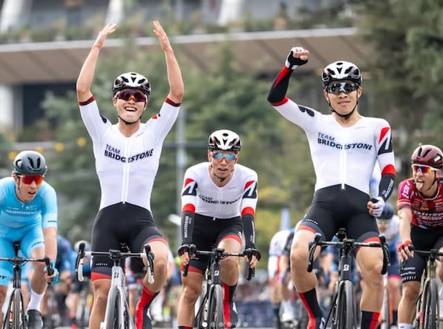 自転車ロードレーサー・岡本勝哉＆祥位、東京クリテリウムでワンツーフィニッシュ！