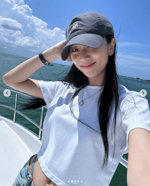 BLACKPINK・ジス「キャップにヘソ出し」ヨットでにっこり♪