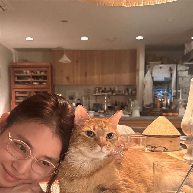 石田ゆり子の「ハニオ日記」 本人が麗しきメガネ姿を公開！ファンから大反響