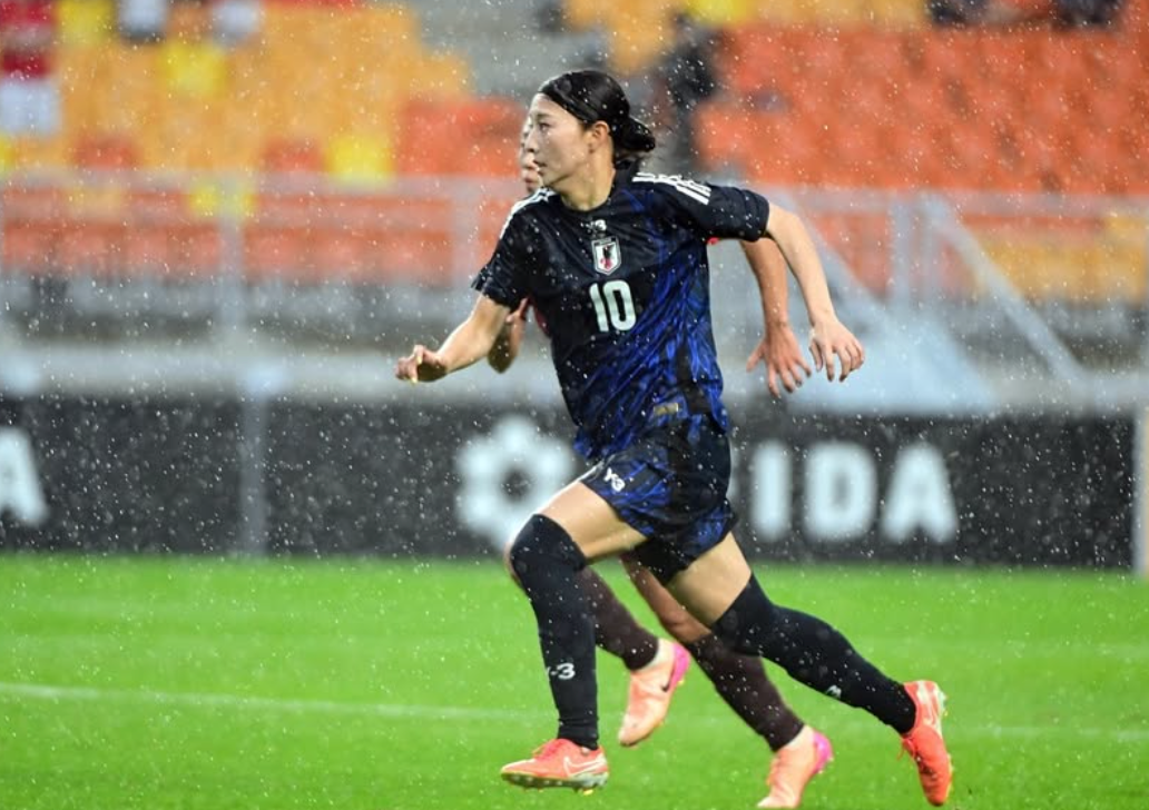 「笑顔cuteすぎる！」女子サッカー日本代表・塩越柚歩、豪雨のピッチで魅せた闘志と感謝のメッセージ
