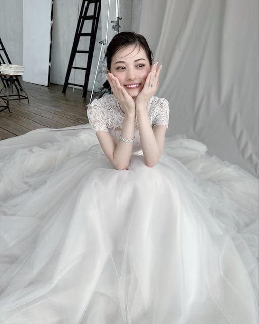 乃木坂46の山下美月が結婚⁉︎美しすぎるウエディングドレス姿👀