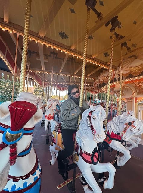 「またすぐにインパしたいなぁ！」浅田舞、“お久しぶりのディズニーランド”オフショットを公開！