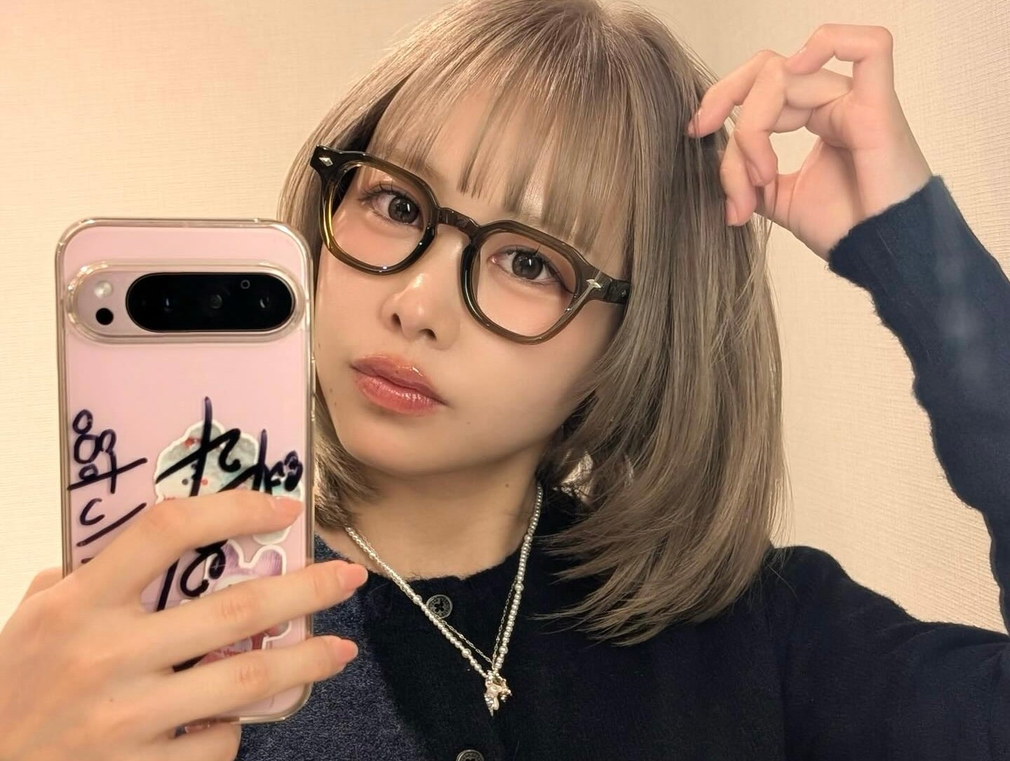 “イメチェンが可愛すぎる…” 仲川瑠夏、柔らかボブ×メガネの新スタイル披露に反響