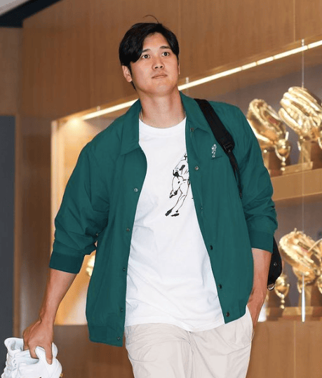 まるでスーパーモデル！球場での大谷翔平のオフショットにファン「頭ちっちゃ」