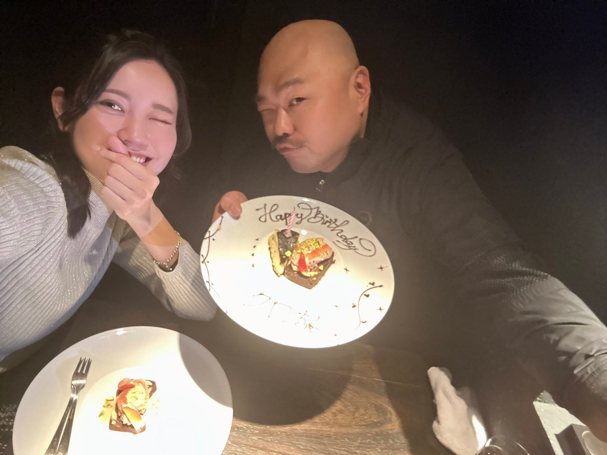 「いつまでもお幸せに」クロちゃん48歳の誕生日を報告 彼女・リチとの2ショット公開で話題に