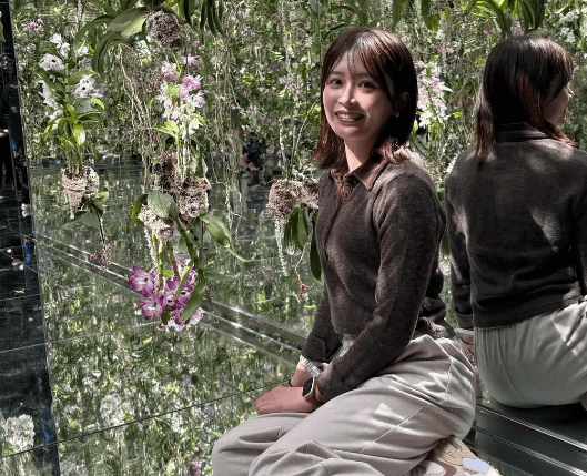 「マジかわいい。女優さんですか？」美女ゴルファー、都心の夢幻的空間で魅せたオフショットがオールキュートだと話題に「後ろ姿もキレイです」