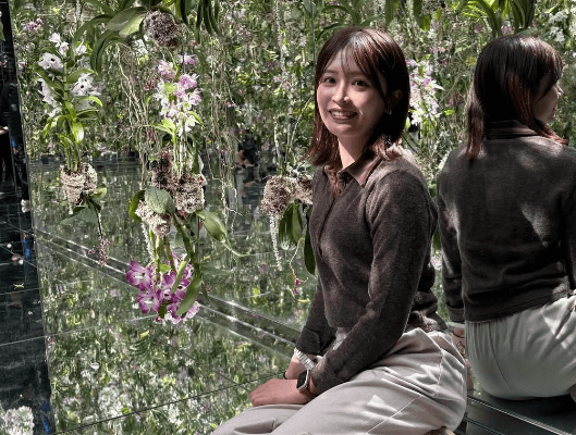 「マジかわいい。女優さんですか？」美女ゴルファー、都心の夢幻的空間で魅せたオフショットがオールキュートだと話題に「後ろ姿もキレイです」