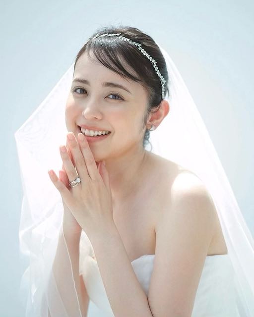 NBA渡邊雄太の妻・久慈暁子がウェディングドレス姿を披露🤍透き通るような笑顔に「綺麗過ぎます。」