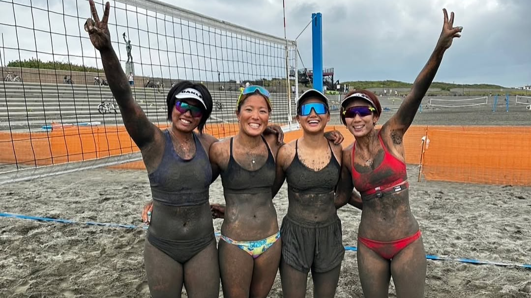 「砂で真っ黒くろすけ」ビーチバレー・沢目繭、仲間と共に黒砂まみれ写真を公開！