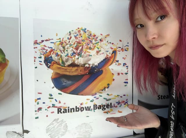 「おはよー」アーティスト・LiSAがアメリカから元気に挨拶！カラフルなドーナツを食す