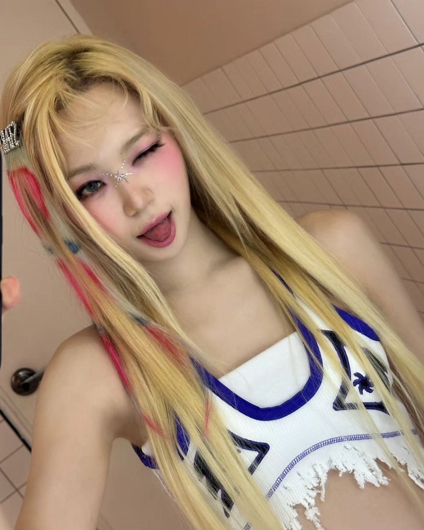 LE SSERAFIMのあのメンバーの舌出しウインクショットが話題！