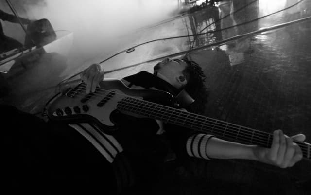 KingGnuベース新井和輝が32歳の誕生日を迎える！