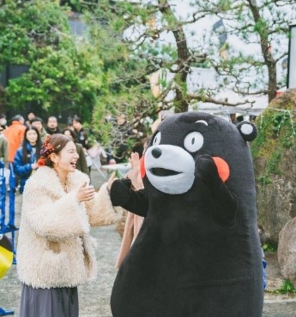 スザンヌのKAWACHI BASE龍栄荘に「くまモン」が応援にかけつける！