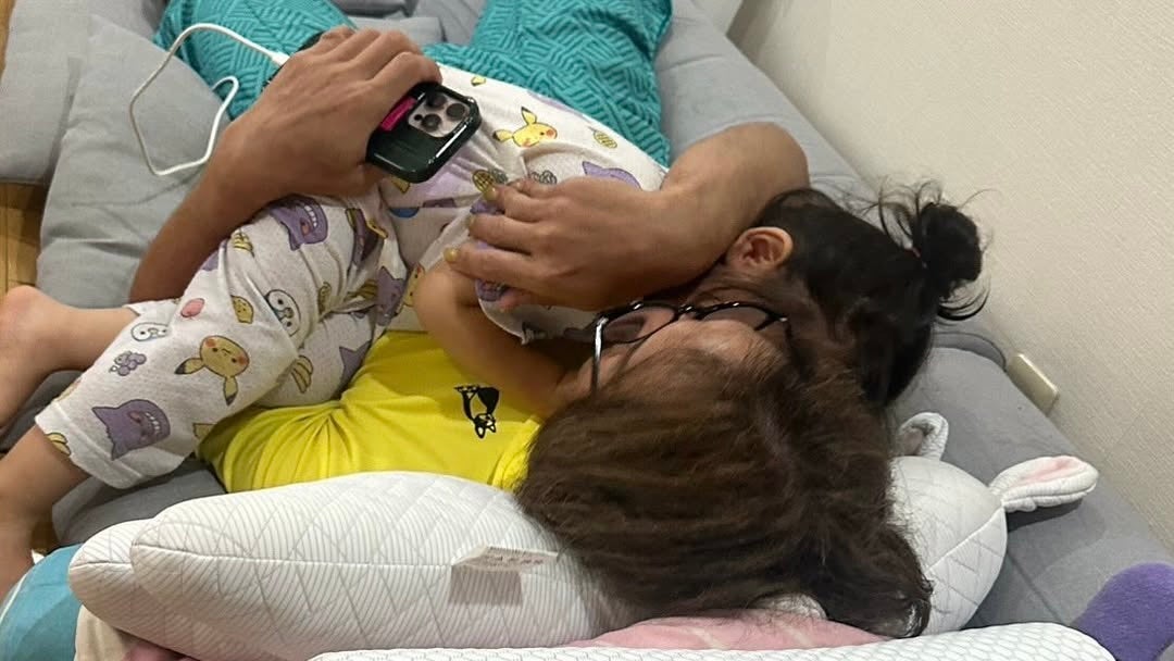 本並健治、娘・ぷくぷくちゃんとのスキンシップショットにファンほっこり！