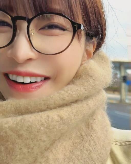 岸明日香の“透き通る美肌”に釘付け！冬のふんわり笑顔ショット！