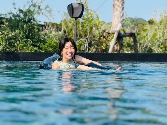 小野真弓、プールで