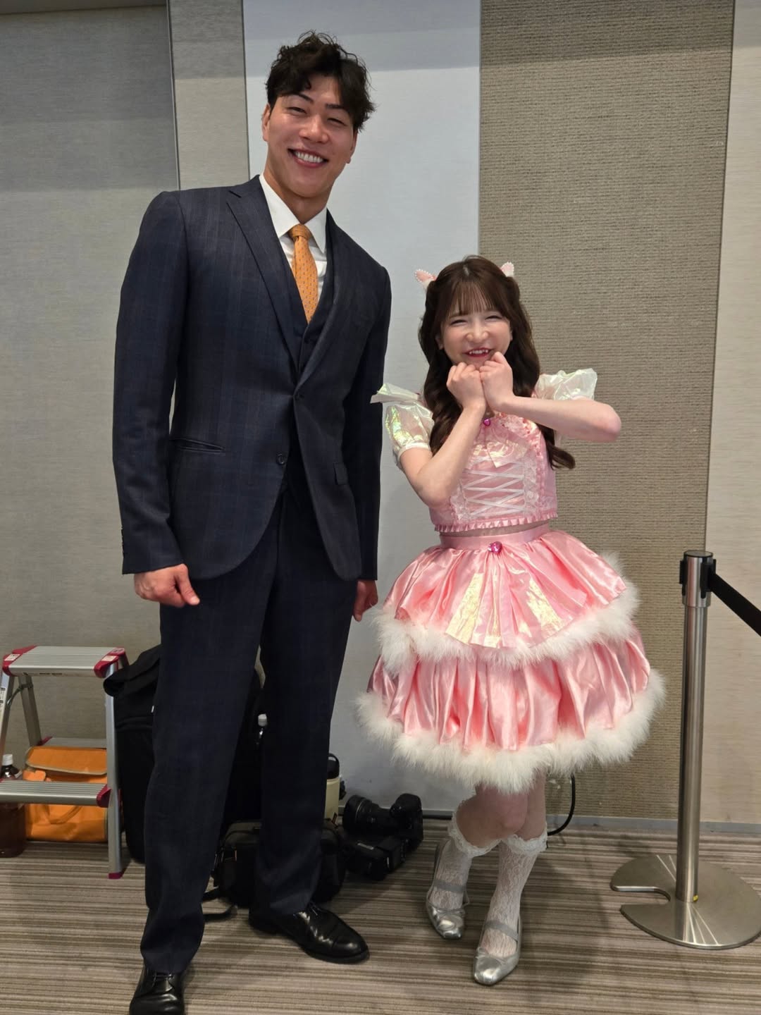 男子バレー・清水邦広があの大食い女王との高低差ショットを公開