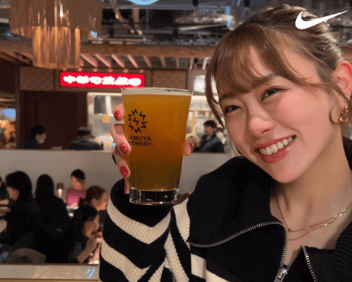 「ポニーテール可愛い！」人気ランナー、乾杯ショットが美しすぎと話題に「これだけ食べて飲んで綺麗なんて…すごい」