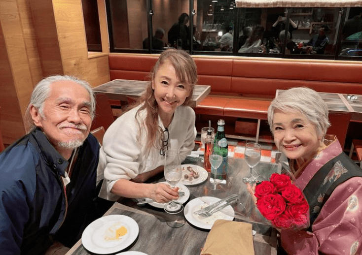 東ちづるが85歳母親と夫を公開 あまりにも美しすぎる母親に「お母さんと旦那さんが夫婦みたい」と勘違いの声続出