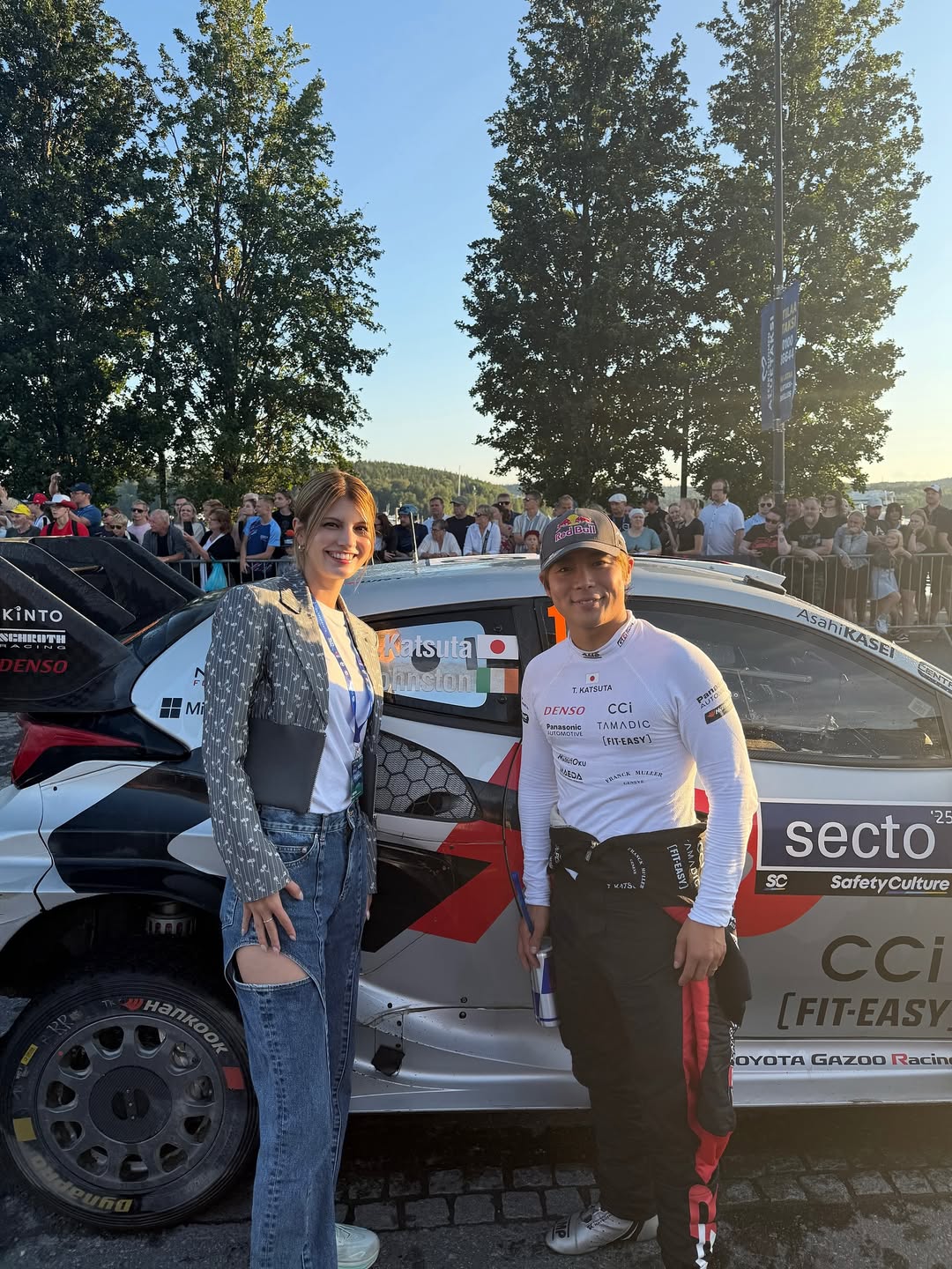 「素晴らしい歴史に残る瞬間に立ち会えて幸せです」マギーが“WRCラリーフィンランド”でみせる選手たちの喜びの瞬間を公開！