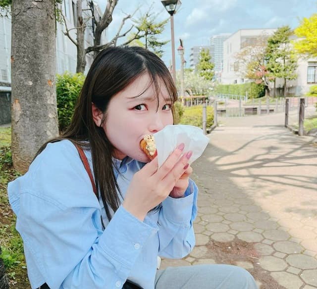 スピードスケート 佐藤綾乃がお誕生日！元気なもぐもぐショットに祝福の声が殺到