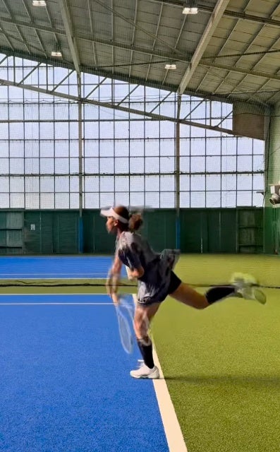 爽快プレー！元プロテニス・宇野真彩が大阪イベントで見せた華麗な一打