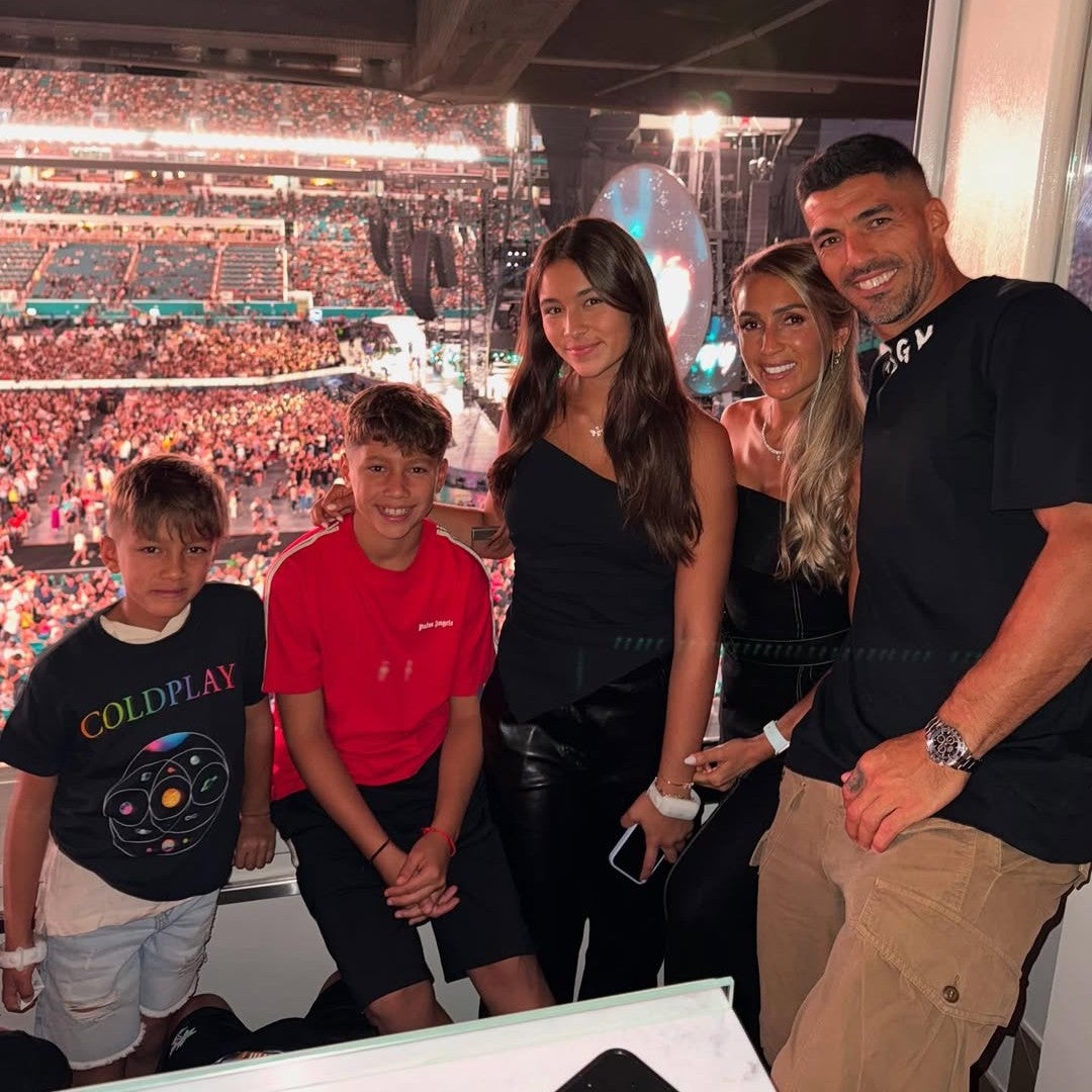 スアレスが家族でColdplayのコンサートに参戦し大興奮！美しく成長した長女の姿が「美人さん」「セクシー」と話題に