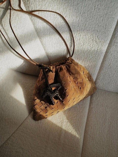 中村麻美、質感と光の狭間で出会ったドッグチャームに心を奪われる