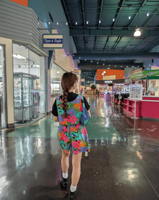 Peco『アナザースカイ』オフショットを公開！グアムでのカラフルなコーデに「後ろ姿もかわいすぎ❤️」の声