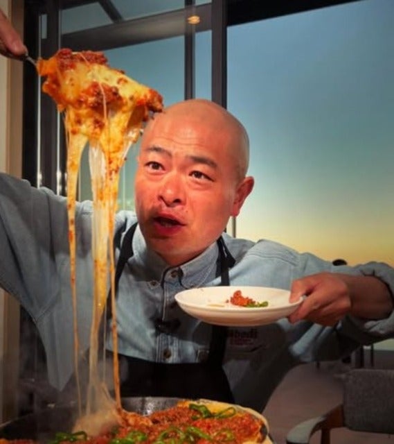 あばれる君が大好物のチーズたっぷりピザに思わず顔がゆるむ！