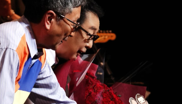 「ケーキと笑顔が最高すぎる」さだまさし、フェスで祝福されたバースデーショットが話題！