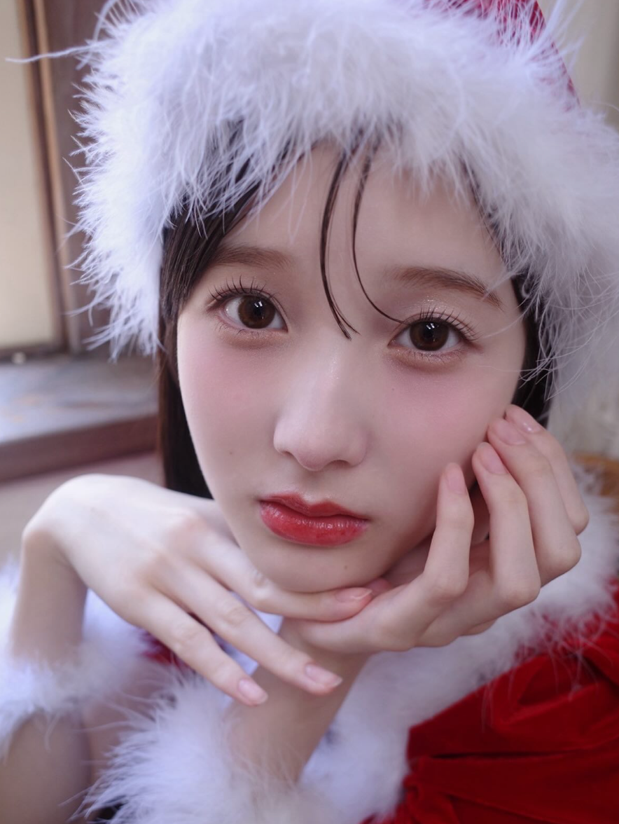 「惚れてまうやろ」「もはやサンタさん自体がプレゼント」本田紗来のサンタコスショットにファン悶絶！？