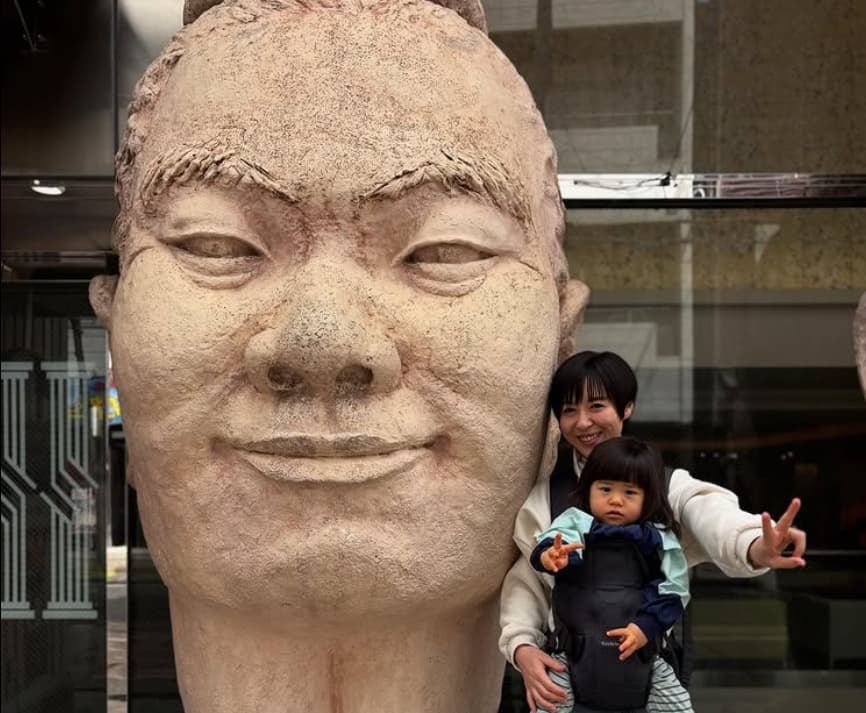 新喜劇・宇都宮まき　夫の石像を発見！？「パパだねー！」