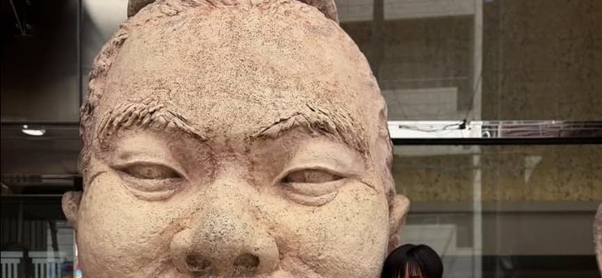 新喜劇・宇都宮まき　夫の石像を発見！？「パパだねー！」