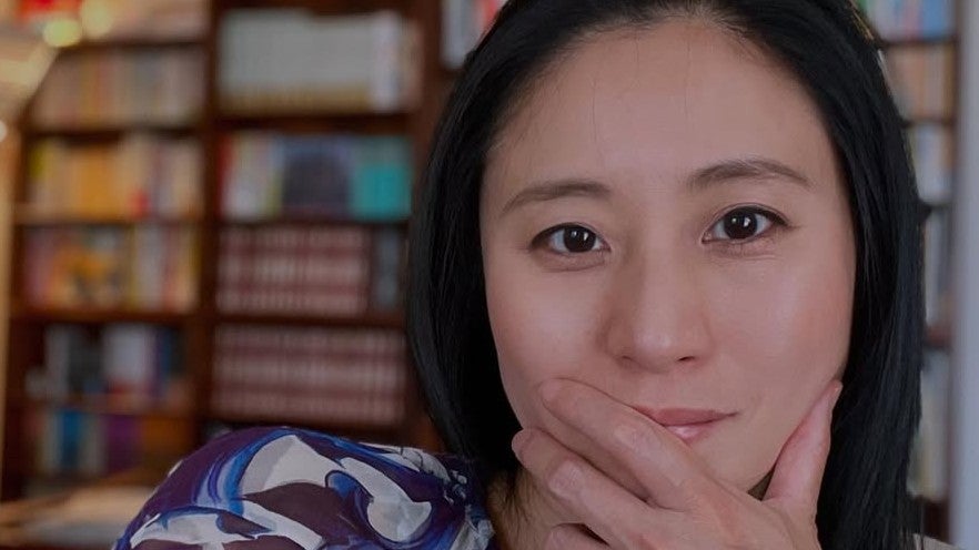 三浦瑠麗、猫との癒し時間と模様替えが話題に！自宅の一コマに「綺麗」「癒される」の声