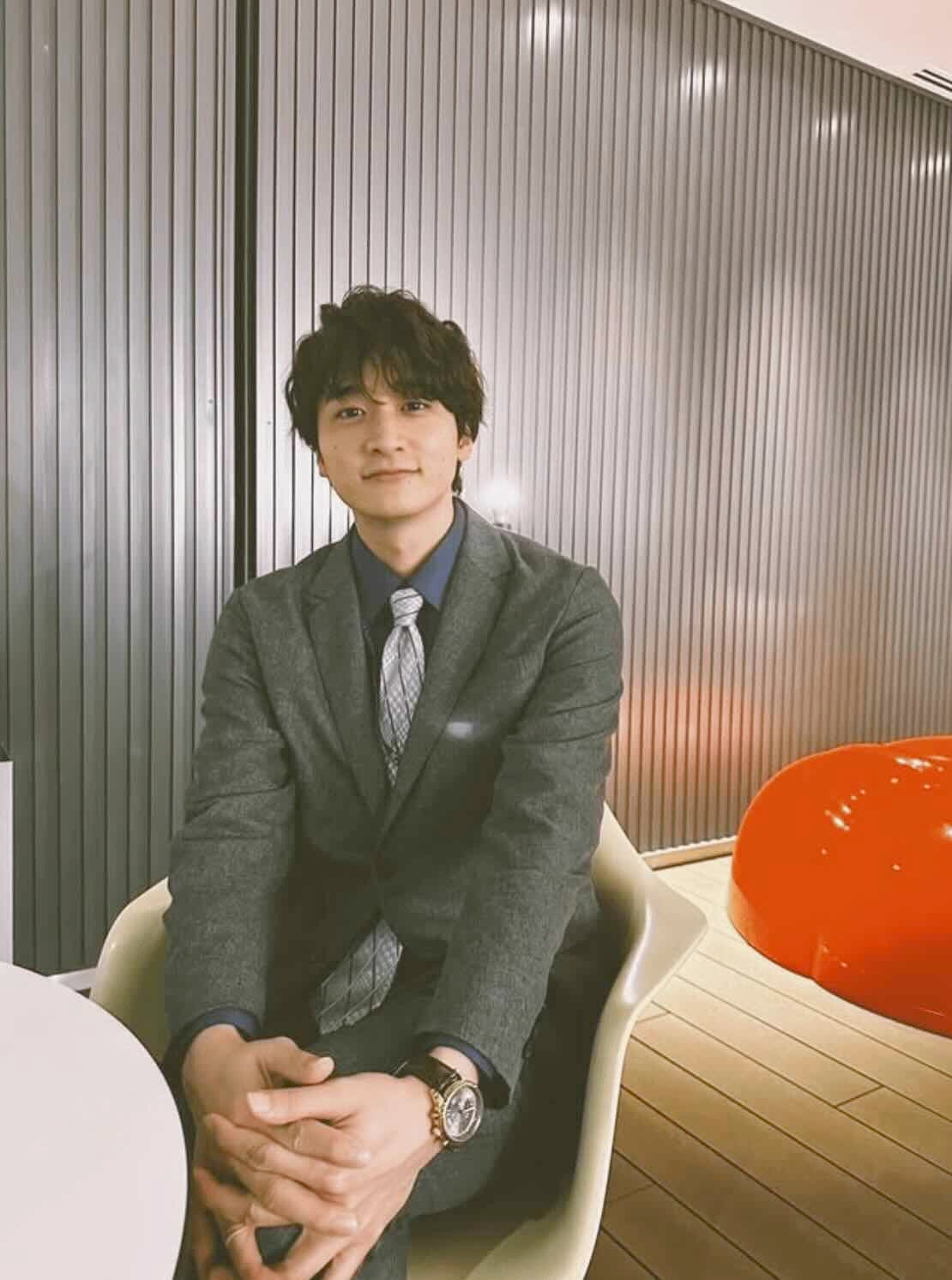 「似合いすぎ！」小関裕太のスーツ姿にファンはメロメロ