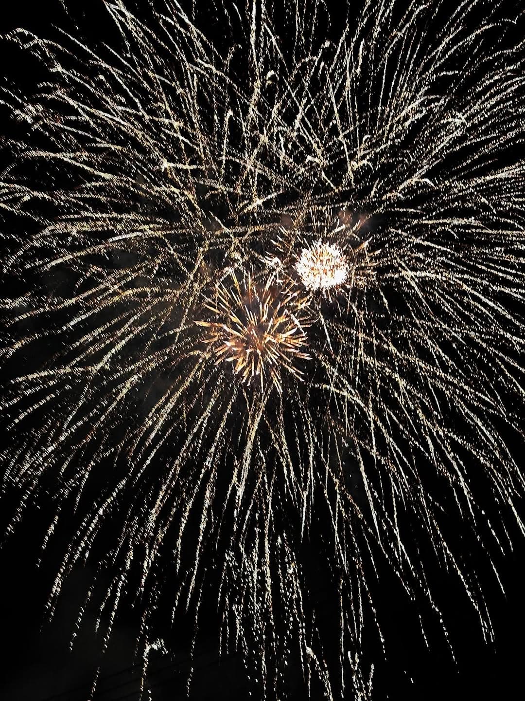 「目の前で花火大会!」人気芸人〇〇、湯の川温泉での偶然の出会いに笑顔