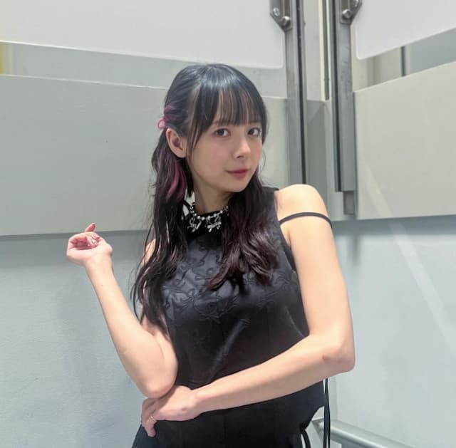岡田紗佳、黒色の番組衣装で出演番組を告知！！