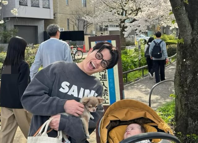桜の下で「パパの顔」全開！藤森慎吾、4か月娘とのお花見ショットにほっこり