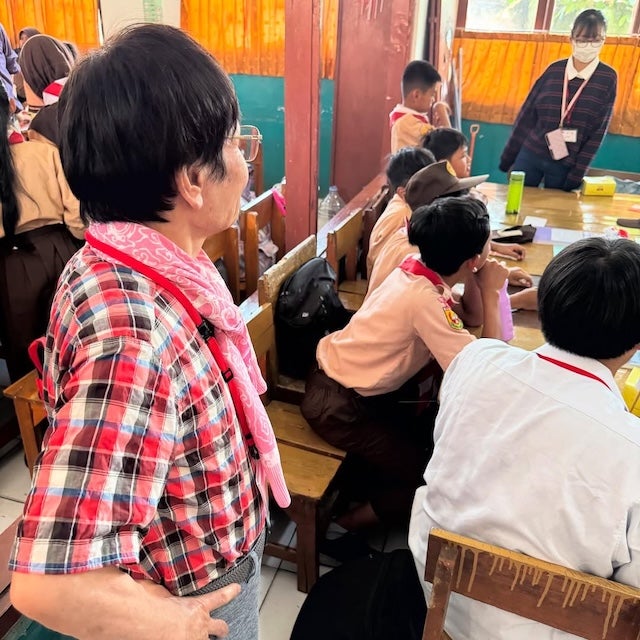 尾木ママ、外国の小学校で環境教育を視察「地球のためになるエコアクションについて考えました」