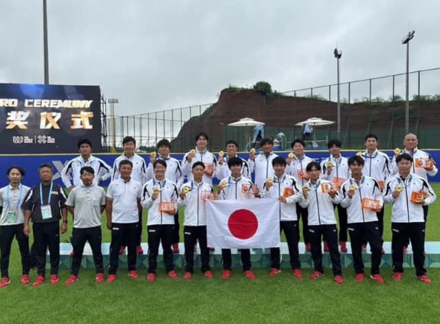 「男子ソフトボール代表チーム　優勝」女子ソフト・宇津木妙子が男子ソフトの優勝を祝福