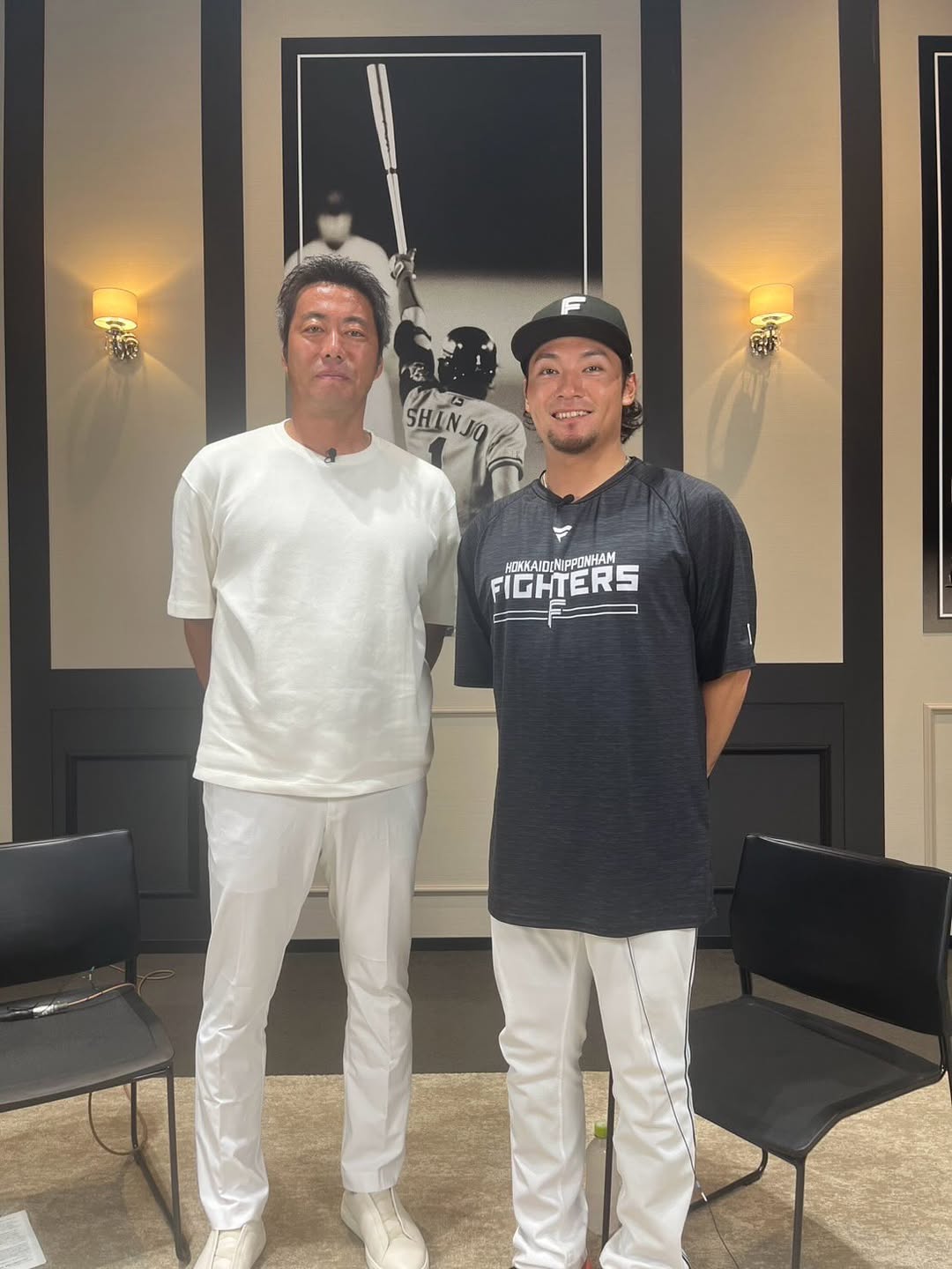 「エース対談！」上原浩治、北海道日本ハムファイターズの主力投手たちとのツーショット写真を公開！