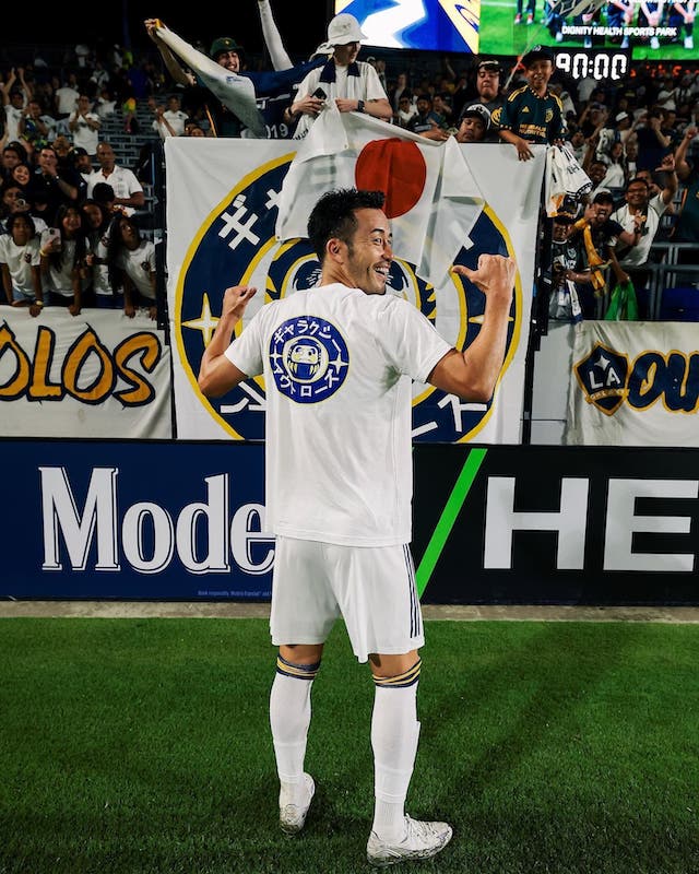 吉田麻也、新天地で熱烈な歓迎！特製Tシャツには日本を代表する”アレ”が登場